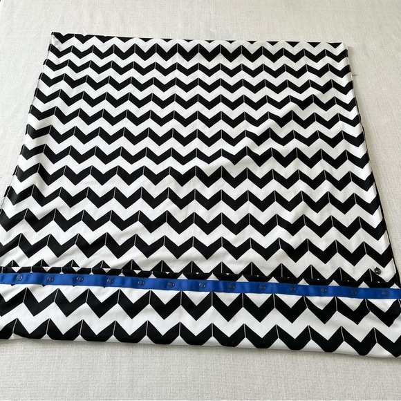 Lululemon Vinyasa Scarf *Luon Light Arrow Chevron White Black / Black - Picture 5 of 9